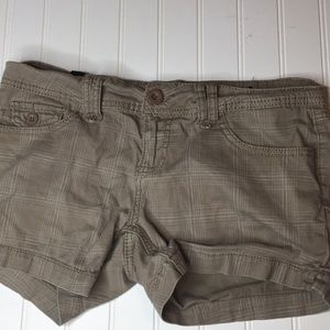 Kaki Shorts with Slight Plaid pattern